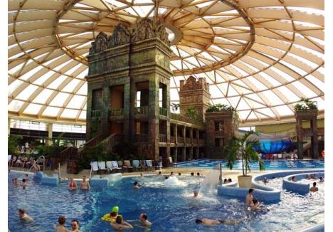 LUMEA APELOR. Aquaworld Budapesta, proiectul din experienţa căruia vrea să se inspire municipalitatea orădeană, este cel mai mare parc acvatic din această parte a Europei. Investiţie a lanţului hotelier Ramada, aquapark-ul este parte integrantă a unui proiect în valoare de 17 miliarde de forinţi şi numără 21 de piscine dispuse pe o suprafaţă de 8,6 hectare de teren